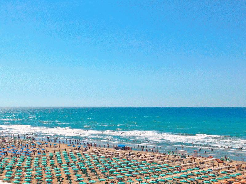 Сніданок. День відпочинку на морі в Ріміні.