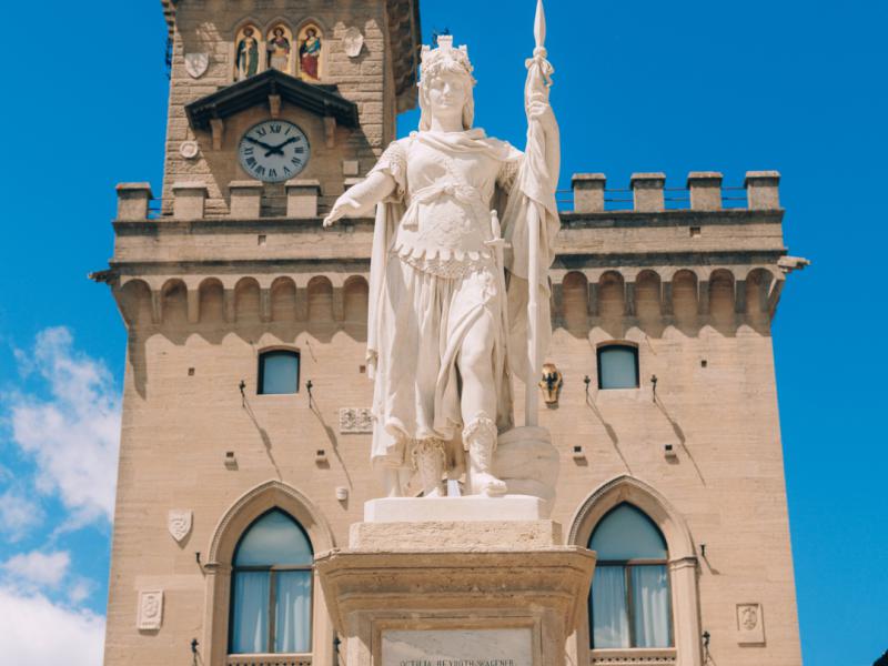 Сніданок. День відпочинку на морі в Ріміні.